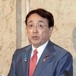 　閣議後に記者会見する赤沢経産相＝１６日午前、国会