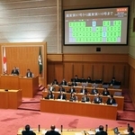 　全国初となるカスハラ罰則条例が可決、成立した三重県議会＝１６日午前