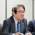 　旧統一教会の清算手続きに関し、記者会見する全国統一教会被害対策弁護団の村越進弁護団長＝１６日午後、東京・霞が関の司法記者クラブ