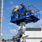 　ロボットを備えた重機を活用した架線メンテナンスのデモンストレーション＝１４日、大阪府吹田市