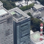　日本経済新聞社東京本社ビル（中央）＝２０２３年１０月、東京都千代田区