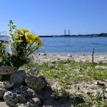 　沖縄県名護市辺野古沖での転覆事故の現場を望む浜に供えられた花＝１６日午前