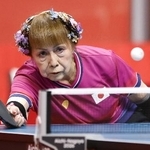 　女子シングルス（車いす４、５）１次リーグ　中国選手と対戦する別所キミヱ＝豊田市総合体育館