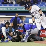 　神宮球場で４月１６日に行われたＤｅＮＡ戦で、ヤクルトのオスナ（右端）のスイングしたバットが手から離れ、側頭部に直撃し、倒れ込む川上審判員