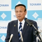 　定例記者会見する富山市の藤井裕久市長＝１６日午後、富山市役所