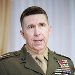 　報道陣に向けて発言する在沖縄米軍・沖縄地域調整官のワトソン中将＝５日、沖縄県庁