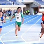 　少年男子Ａ１００メートル決勝　大会新の１０秒１５で優勝した松下碩斗（右）。左は２位の清水空跳＝カクヒログループアスレチックスタジアム