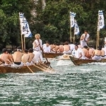 　和歌山・三重県境を流れる熊野川で行われた「御船祭」の早船競漕＝１６日午後