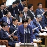 　参院予算委で答弁する高市首相（中央手前）＝１６日午後