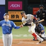 　５回ソフトバンク１死二塁、正木が左中間に逆転２ランを放つ。投手加藤貴＝みずほペイペイドーム