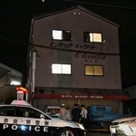　男性が荷物用エレベーターに挟まれる事故があった建物＝１６日午後７時１３分、奈良県天理市