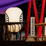 　靖国神社の秋季例大祭に合わせて高市首相が奉納した「真榊」（左）＝１７日午前、東京・九段北