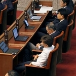 　埼玉県議会の本会議で疲れた様子の県議＝１７日午前０時４７分