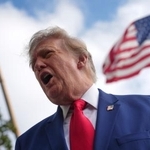 　ホワイトハウスで取材に応えるトランプ大統領＝１６日、ワシントン（ＡＰ＝共同）