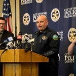 　米オレゴン州ベンドの小学校での銃撃事件を受け、記者会見する地元警察関係者＝１６日（ゲッティ＝共同）