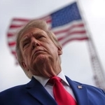 　ホワイトハウスで取材対応するトランプ大統領＝１６日、ワシントン（ＡＰ＝共同）