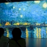 　「イマーシブミュージアム高知」でスクリーンに映し出されたゴッホの「ローヌ川の星月夜」＝１７日午前、高知市
