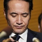 　１４日、高市首相に辞表を提出し、首相官邸で記者団の取材に応じる簗和生氏