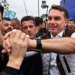 　１４日、ブラジル南部ポルトアレグレで、選挙運動をするフラビオ・ボルソナロ上院議員（ロイター＝共同）