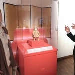　「友情人形」のフランセッタについて話す贈り主の子孫、レスリー・ニューハウスさん（左）と荒川史康インディアナ大准教授＝１６日、米インディアナ州ブルーミントン（共同）