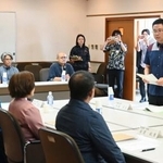 　米軍普天間飛行場の移設工事現場に近い地域の区長らと面会する沖縄県の古謝玄太知事（右端）＝１７日午前、沖縄県名護市辺野古