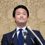 　記者会見する民主改革の会の小川代表＝１６日、国会