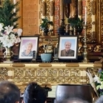 　一周忌法要で飾られた村山富市元首相の遺影。左は妻ヨシヱさんの遺影＝１７日午後、大分市