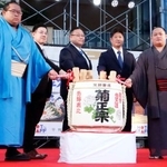　大相撲バンコク公演に向けた記者会見で鏡開きをする生田目（左端）、高崎親方（中央）、翠富士（右端）＝１７日、東京都港区の六本木ヒルズ