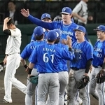 　阪神に４連勝して日本シリーズ進出を決め、喜ぶ牧（右から２人目）らＤｅＮＡナイン＝甲子園