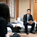 　転覆事故で亡くなった武石知華さんの両親（左）と面会する沖縄県の古謝玄太知事＝１７日午後、沖縄県庁