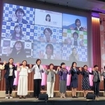 　「女性首長によるびじょんネットワーク」の会議に集まった全国の女性首長ら＝１７日午後、東京都内