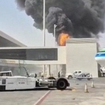 　フーシ派が攻撃を主張したサウジアラビア・リヤドの空港から立ち上る煙（８日公開のソーシャルメディアから、ロイター＝共同）