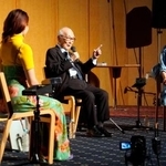 　長崎市で開かれたイベントで、作家の小林エリカさん（右端）らと対談する被団協の田中熙巳代表委員（右から２人目）＝１７日午後