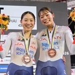 　女子マディソンで銅メダルを獲得した内野艶和（左）、垣田真穂組＝上海（共同）