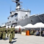 　神奈川県の海上自衛隊横須賀基地で開かれた、インドネシアに森林火災の消火活動で派遣された自衛隊部隊の帰国行事＝１８日午前