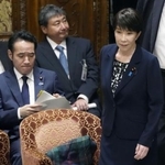 　１４日、衆院予算委に臨む高市首相（右）と簗農相。予算委終了後、農相は首相と官邸で会い、辞表を提出した