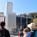 　ＪＡＸＡ角田宇宙センターで公開された「官民共創推進系開発センター」を見学する人たち＝１８日午前、宮城県角田市