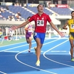　少年男子Ａの３００メートル障害決勝　優勝した後藤大樹（２６）＝カクヒログループアスレチックスタジアム