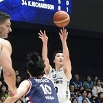 　横浜ＢＣ戦で３点シュートを決める北海道の富永＝横浜ＢＵＮＴＡＩ