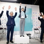 　横浜市長選で初当選を決め、万歳する原沢敦美氏（左から３人目）＝１８日午後、横浜市