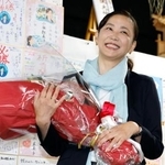 　横浜市長選で初当選を決め、笑顔の原沢敦美氏＝１８日午後、横浜市