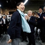　横浜市長選で初当選を決め、笑顔の原沢敦美氏＝１８日午後、横浜市