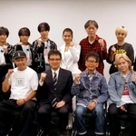 　コンサート前に写真に納まる南こうせつさん（前列中央）、木梨憲武さん（同左端）ら＝１８日午後、熊本市