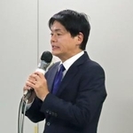 　横浜市長選で落選が決まり、敗戦の弁を述べる前市長の山中竹春氏＝１８日午後、横浜市