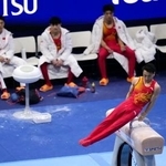 　男子予選　中国の鄒敬園のあん馬＝１８日、ロッテルダム（共同）