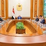 　エジプト国防評議会に臨むシシ大統領（中央奥）＝１８日、カイロ（エジプト大統領府提供・ロイター＝共同）