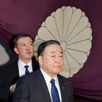 　参拝を終えた自民党の梶山総務会長＝１９日午前、東京・九段北の靖国神社