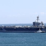 　米海軍横須賀基地を出港する空母セオドア・ルーズベルト＝１９日午前、神奈川県横須賀市