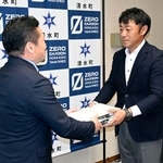 　町名を「十勝清水町」に変更する賛否を問うための住民投票条例案の制定を辻康裕町長（左）に直接請求する有志団体の宮川司代表＝１９日午前、北海道清水町