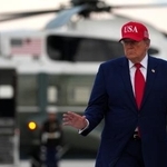 　米ジョージア州で専用ヘリコプターを降りたトランプ大統領＝１６日（ゲッティ＝共同）